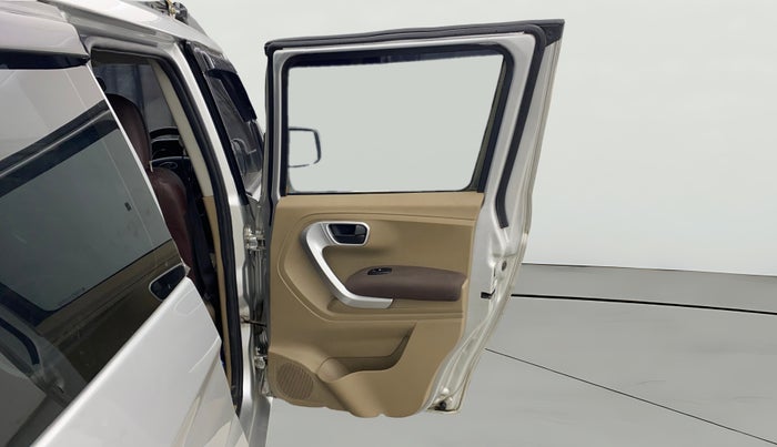 2016 Mahindra TUV300 T8, Diesel, Manual, 1,19,569 km, RHS Rear Door