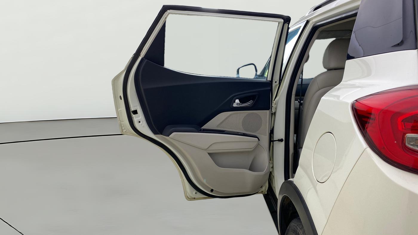 2019 Mahindra XUV300 W8 (O) 1.5 DIESEL AMT, Diesel, Automatic, 1,40,621 km, LHS Rear Door