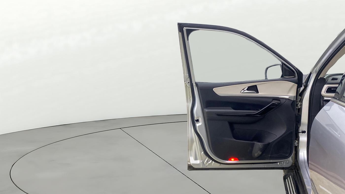 2021 Mahindra XUV700 AX 7 LUXURY P AT 7 STR, Petrol, Automatic, 47,374 km, LHS Front Door
