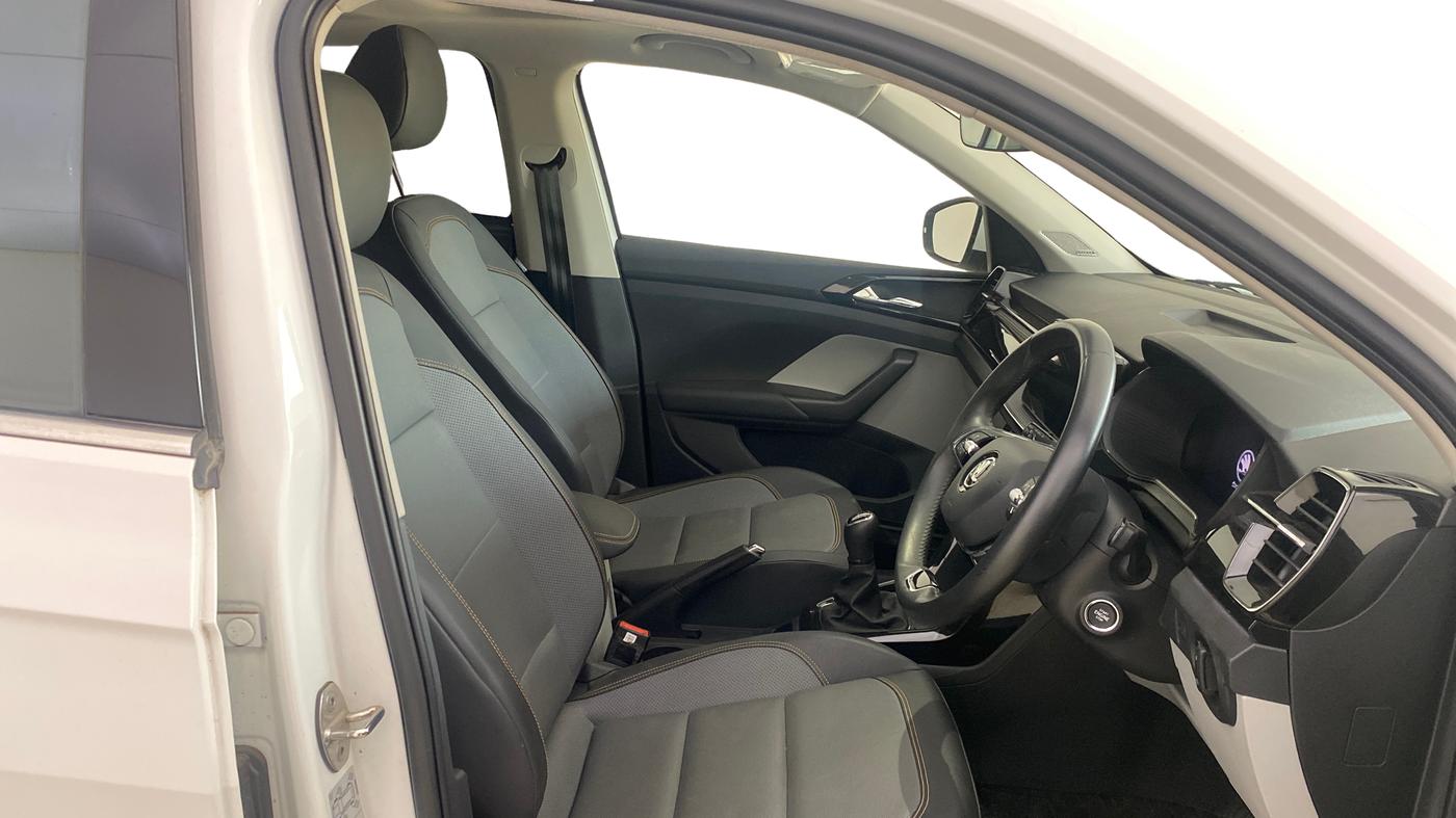 2024 Skoda KUSHAQ STYLE 1.5L TSI MT, Petrol, Manual, 17,357 km, Right Side Front Door Cabin