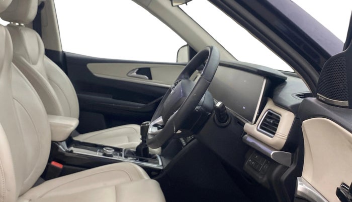 2023 Mahindra XUV700 AX 7 LUXURY D MT 7 STR, Diesel, Manual, 1,09,565 km, Right Side Front Door Cabin