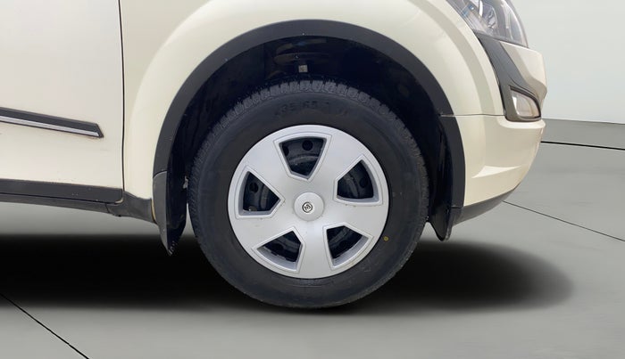 2017 Mahindra XUV500 W6, Diesel, Manual, 1,49,587 km, Right Front Wheel