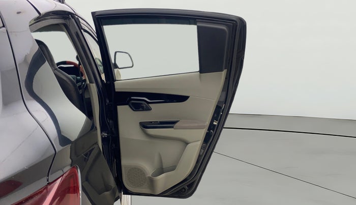 2016 Mahindra Kuv100 K8 6 STR, Petrol, Manual, 38,720 km, RHS Rear Door