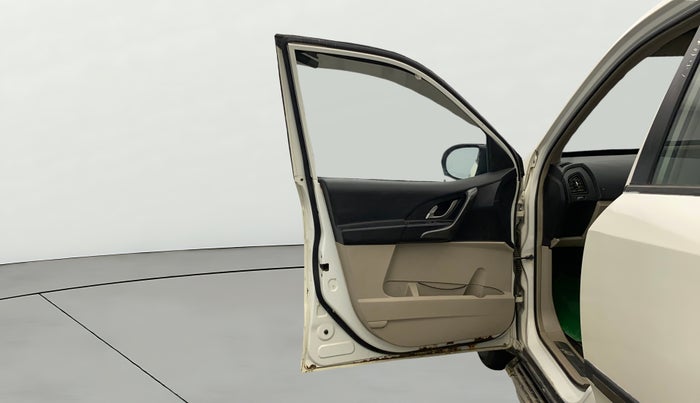 2017 Mahindra XUV500 W6, Diesel, Manual, 99,718 km, LHS Front Door