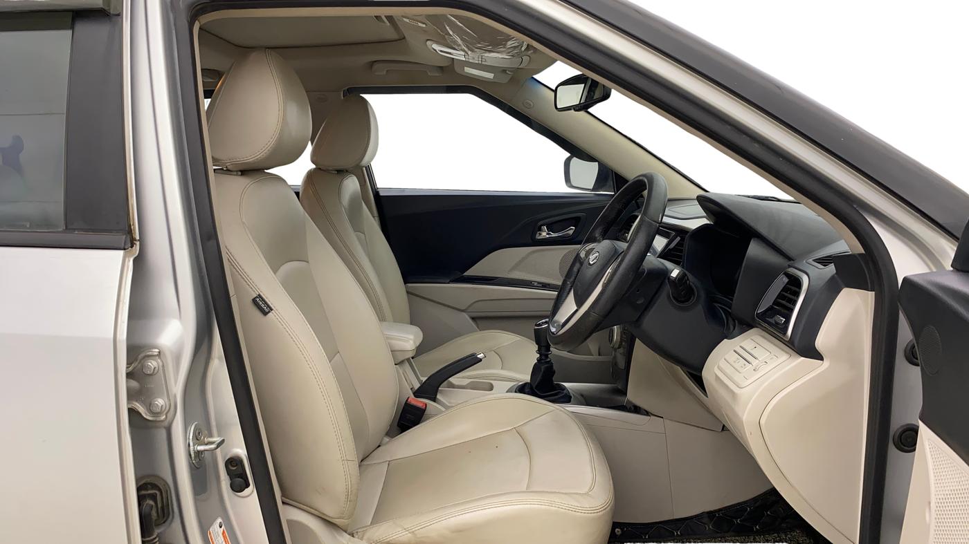 2020 Mahindra XUV300 W8 (O) 1.2 PETROL, Petrol, Manual, 1,03,639 km, Right Side Front Door Cabin