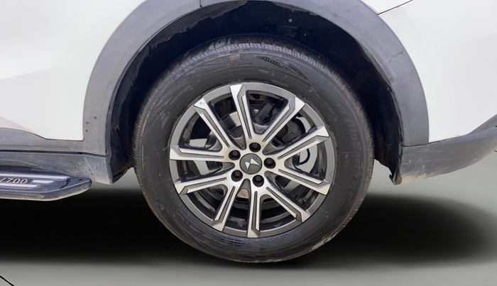 2021 Mahindra XUV700 AX 7 LUXURY D AT 7 STR, Diesel, Automatic, 1,00,162 km, Left Rear Wheel