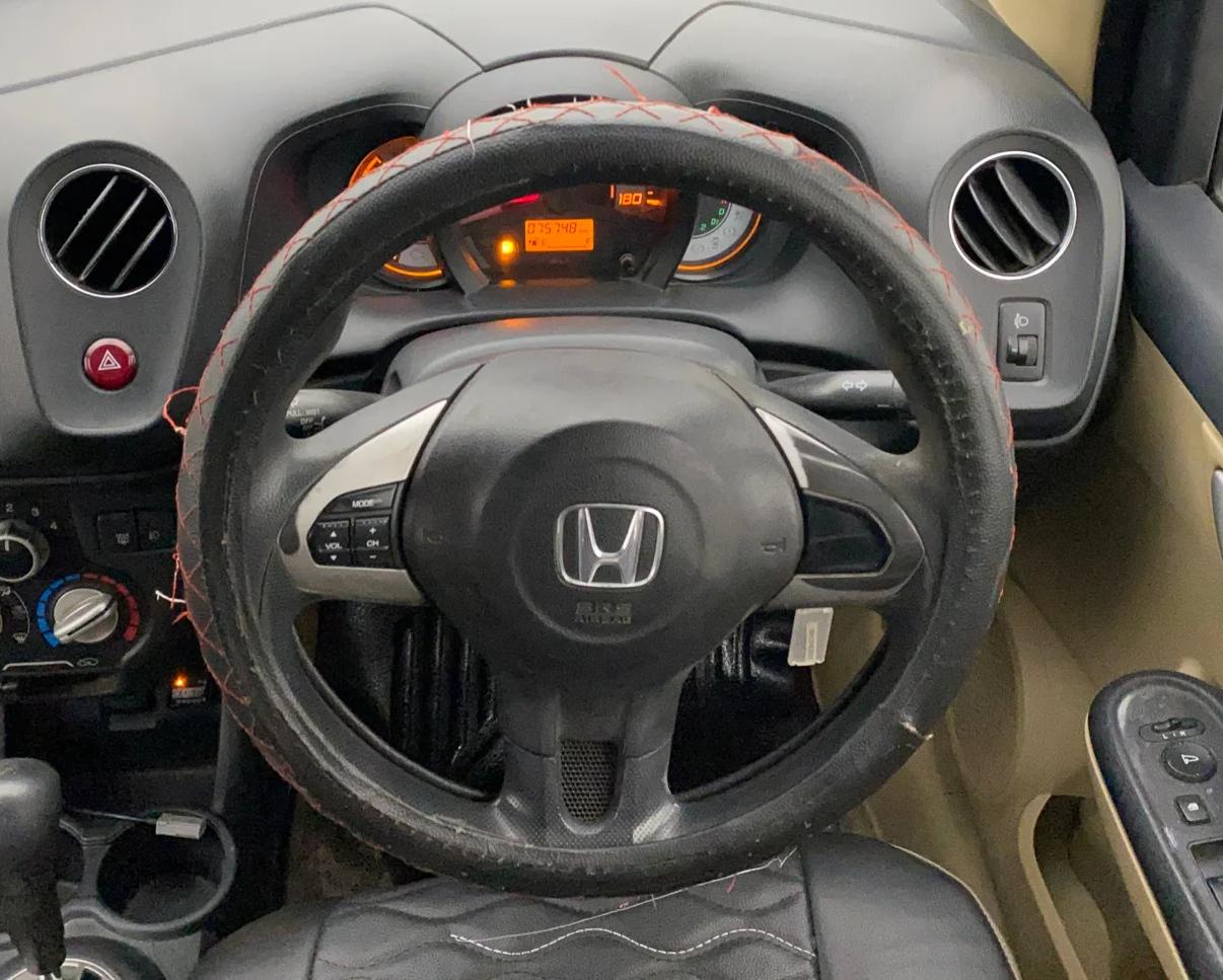 2015 Honda Brio VX AT, CNG, Automatic, 75,747 km, Steering Wheel Close Up