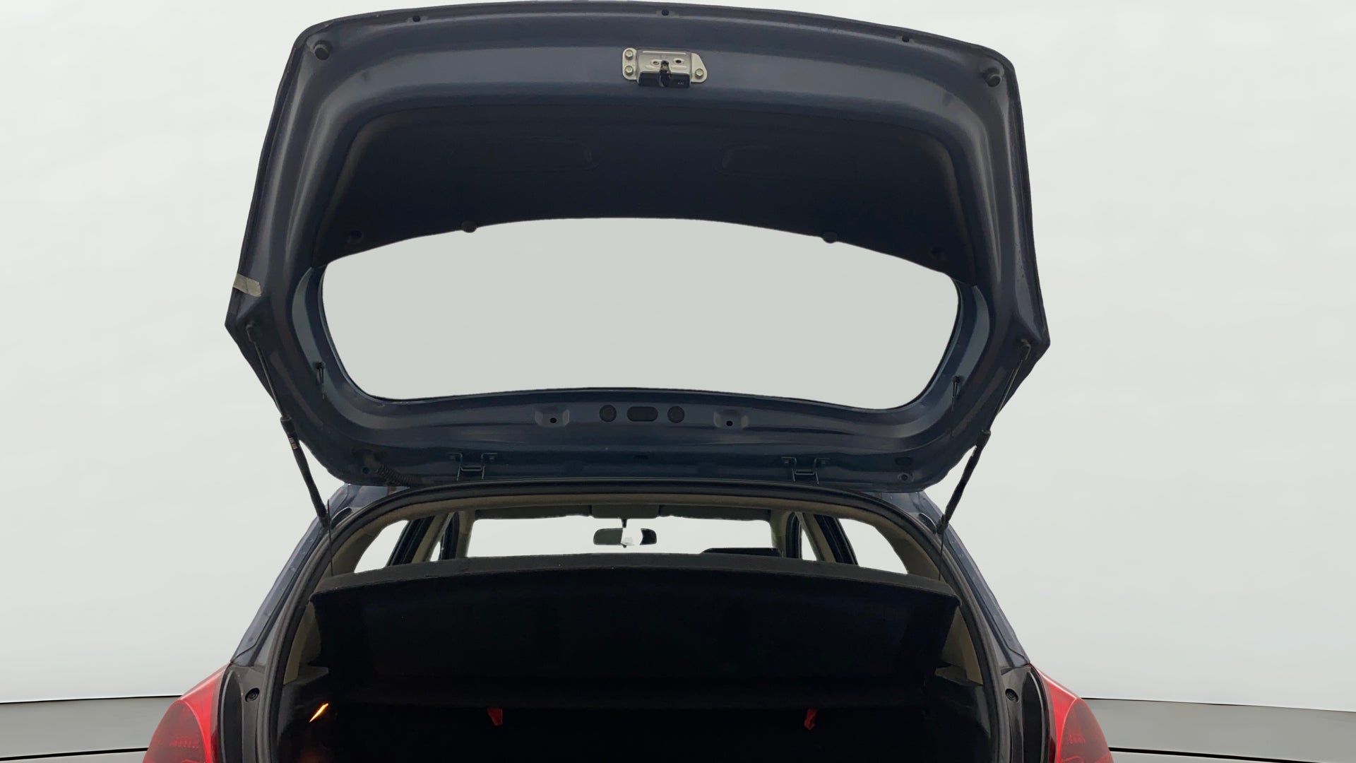 camera-Boot-Door-Open