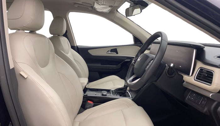 2023 Mahindra XUV700 AX 7 LUXURY P AT 7 STR, Petrol, Automatic, 14,828 km, Right Side Front Door Cabin