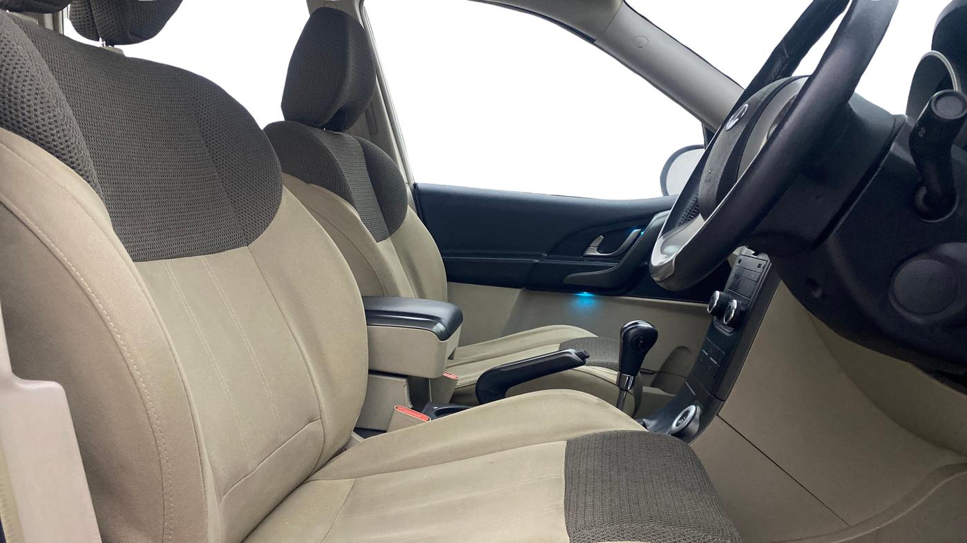 2017 Mahindra XUV500 W9 AT, Diesel, Automatic, 50,232 km, Right Side Front Door Cabin