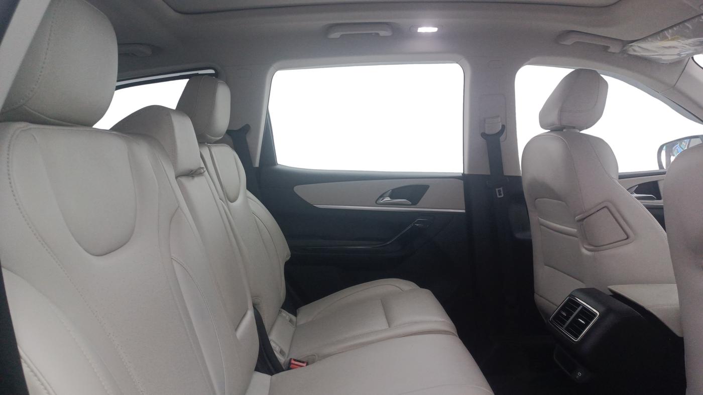 2024 Mahindra XUV700 AX 7 P MT 7 STR, Petrol, Manual, 16,109 km, Right Side Rear Door Cabin