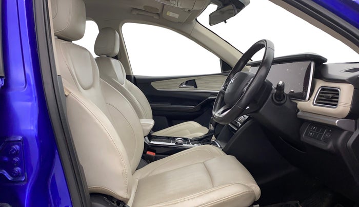 2021 Mahindra XUV700 AX 7 LUXURY P AT 7 STR, Petrol, Automatic, 1,21,757 km, Right Side Front Door Cabin