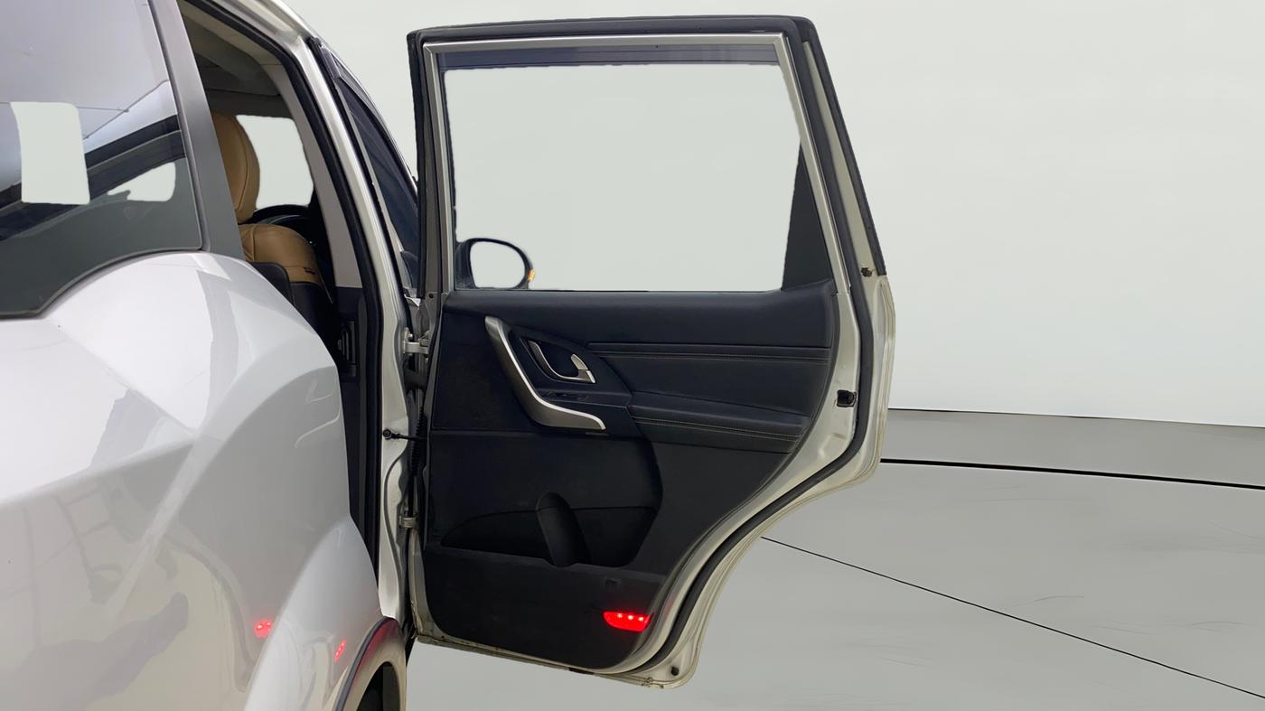 2019 Mahindra XUV500 W11, Diesel, Manual, 1,08,000 km, RHS Rear Door
