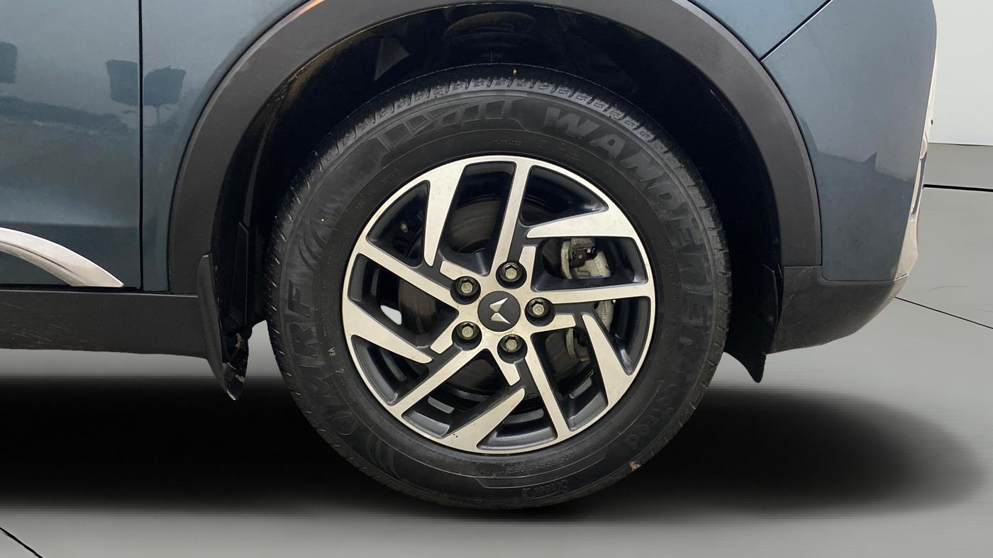 2023 Mahindra XUV300 W6 1.2 PETROL AMT, Petrol, Automatic, 12,068 km, Right Front Wheel