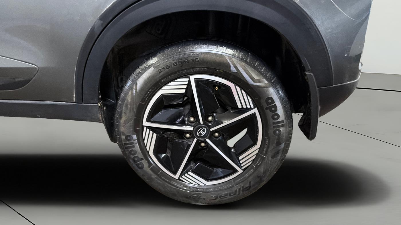 2023 Tata NEXON FEARLESS + SUNROOF DCA DUAL TONE 1.2 PETROL, Petrol, Automatic, 62,802 km, Left Rear Wheel