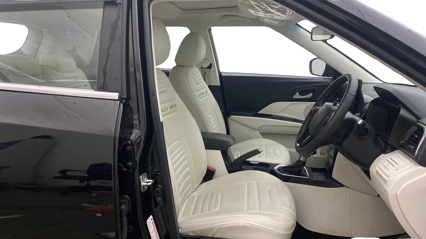 2025 Mahindra XUV 3XO AX5 1.2 L TCMPFI AT, Petrol, Automatic, 13,681 km, Right Side Front Door Cabin