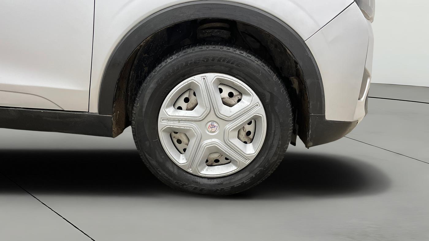 2021 Mahindra XUV300 W4 1.2 PETROL, Petrol, Manual, 63,350 km, Right Front Wheel