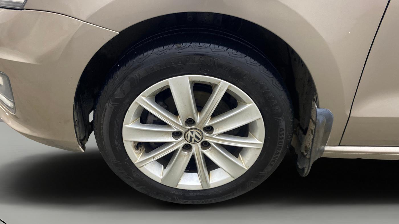 2016 Volkswagen Vento HIGHLINE PETROL AT, Petrol, Automatic, 49,229 km, Left Front Wheel