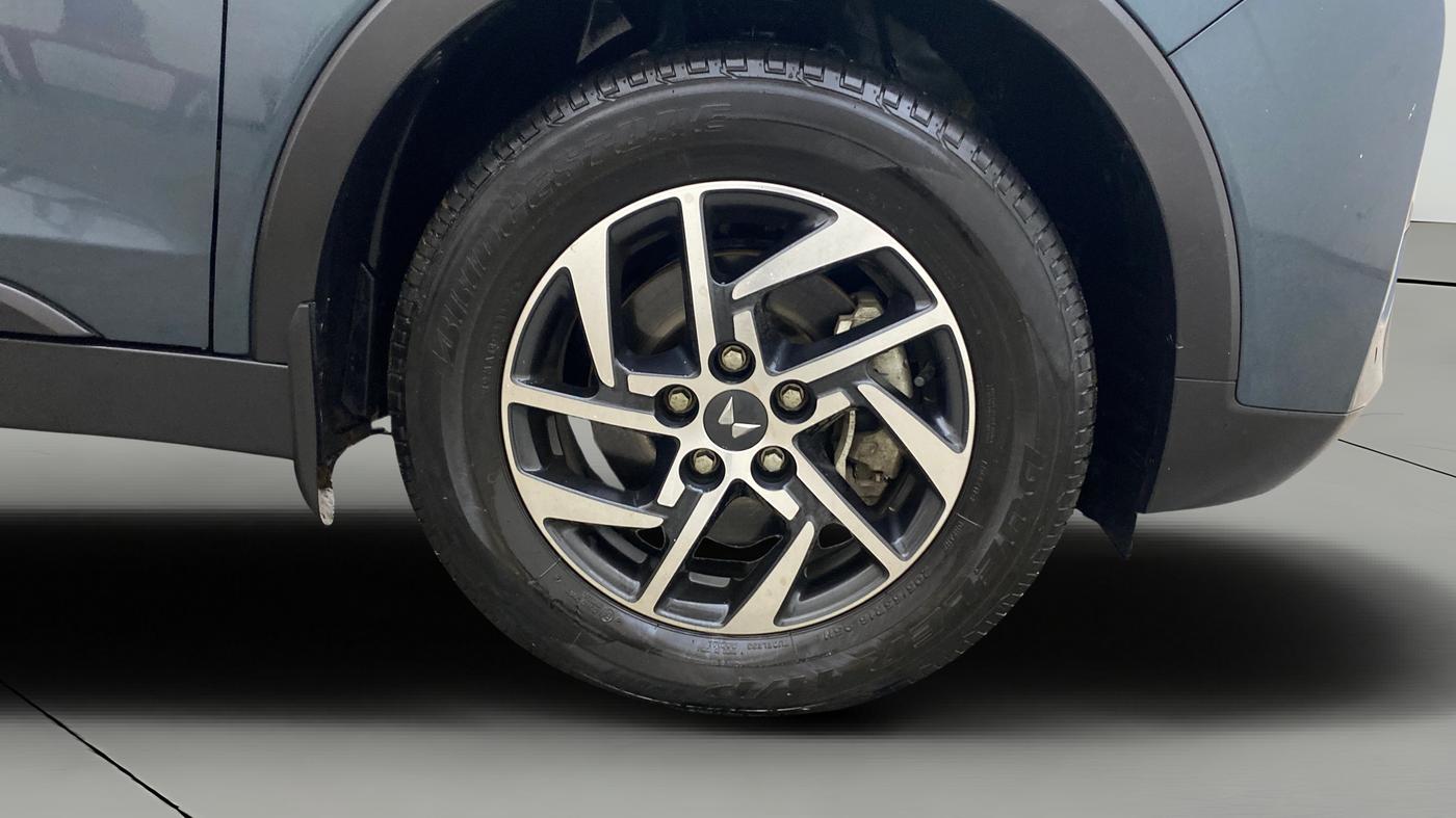 2024 Mahindra XUV300 W8 (O) 1.2 PETROL AMT, Petrol, Automatic, 15,125 km, Right Front Wheel