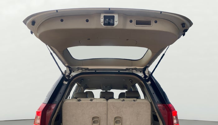 2017 Mahindra XUV500 W6 AT, Diesel, Automatic, 1,01,564 km, Boot Door Open