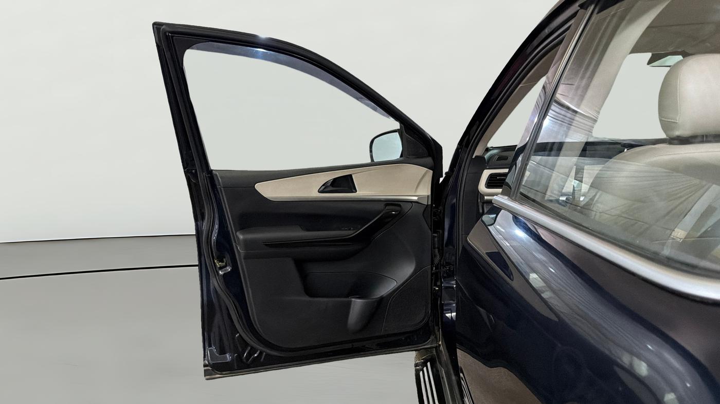 2022 Mahindra XUV700 AX 5 P AT 5 STR, Petrol, Automatic, 53,521 km, LHS Front Door