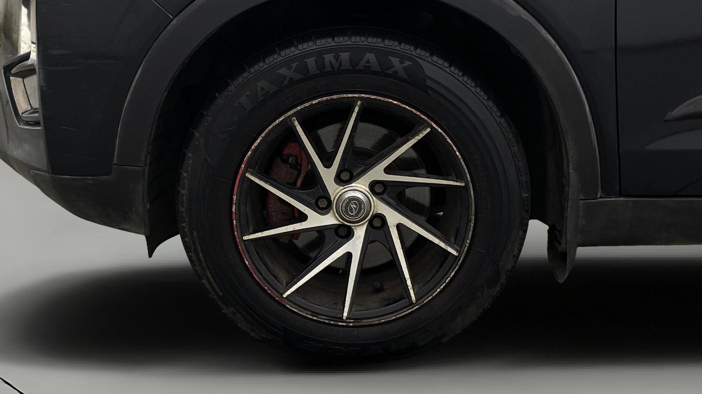 2022 Mahindra XUV300 W4 1.2 PETROL, Petrol, Manual, 1,08,779 km, Left Front Wheel