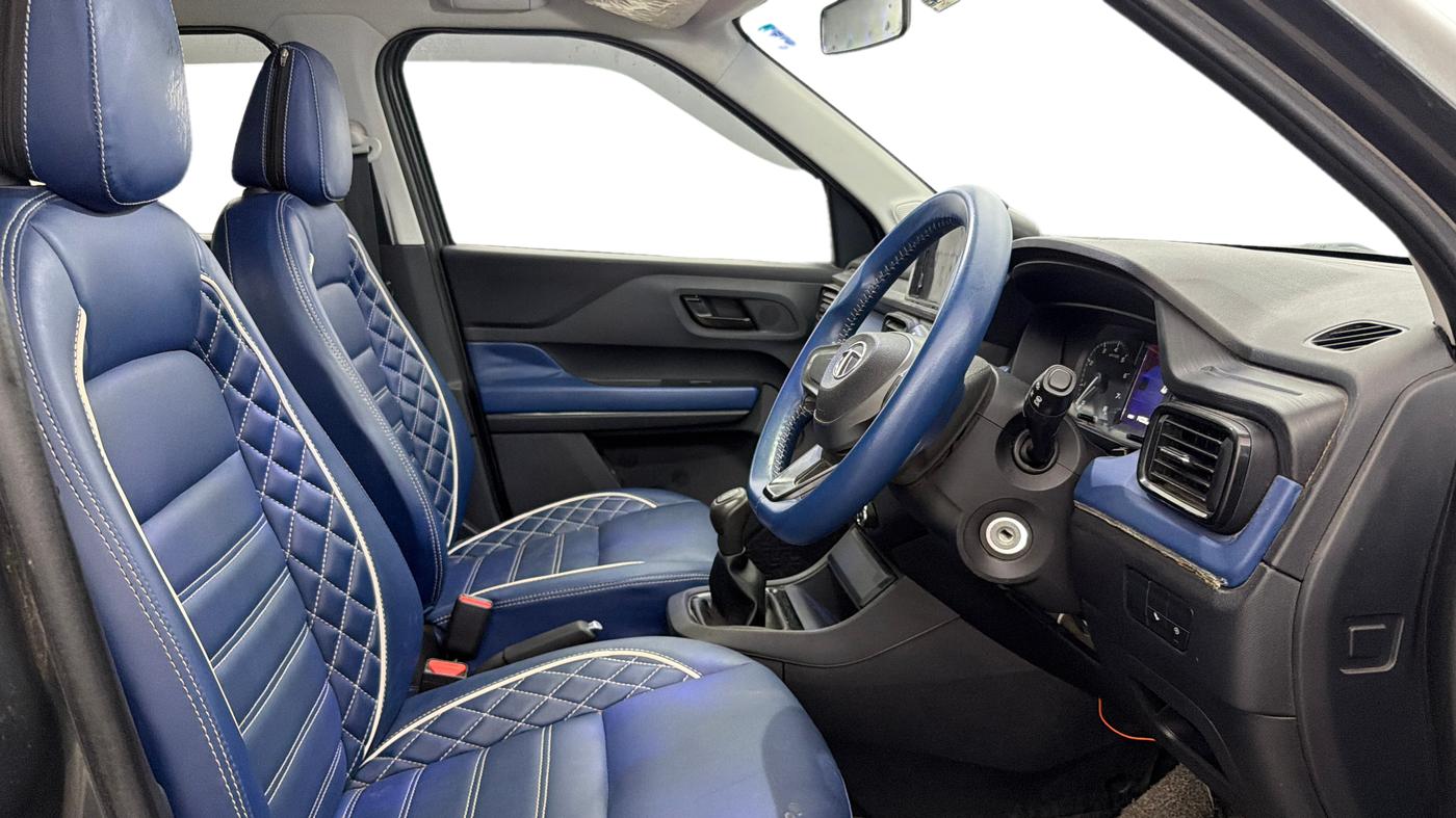 2023 Tata PUNCH PURE MT, Petrol, Manual, 13,997 km, Right Side Front Door Cabin