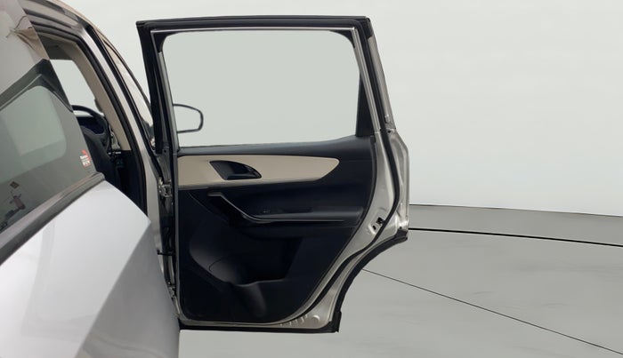 2022 Mahindra XUV700 AX 5 P AT 5 STR, Petrol, Automatic, 28,300 km, RHS Rear Door