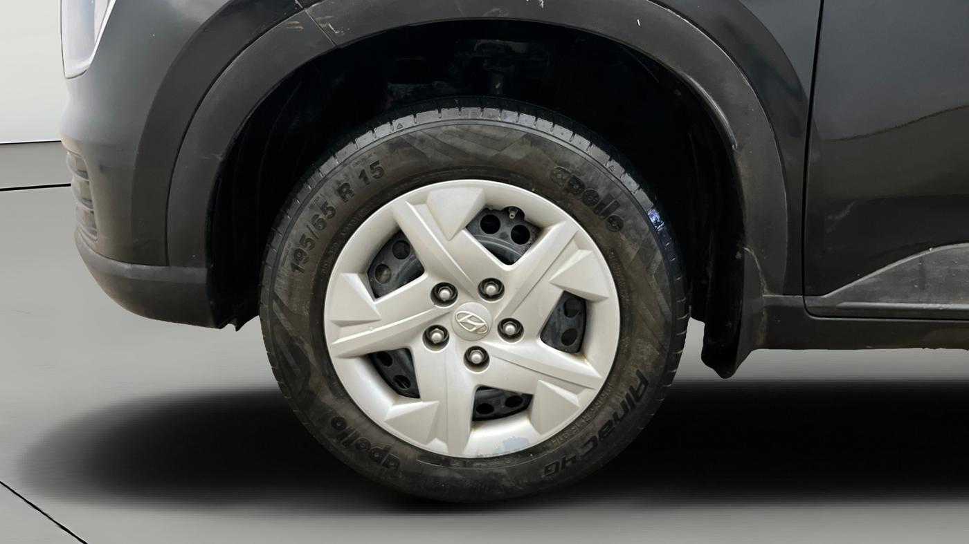 2022 Hyundai VENUE S 1.2, Petrol, Manual, 32,325 km, Left Front Wheel