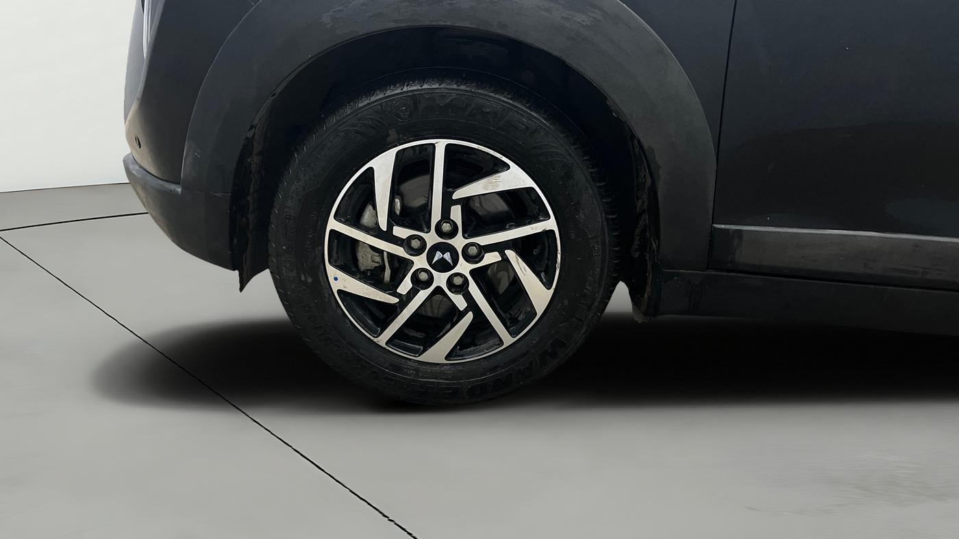 2025 Mahindra XUV 3XO AX5 1.2 L TCMPFI AT, Petrol, Automatic, 19,479 km, Left Front Wheel