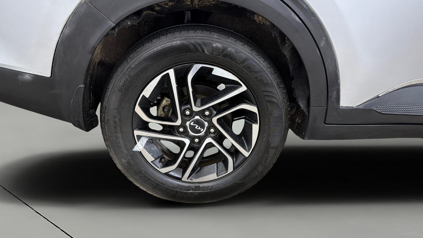 2022 KIA CARENS PRESTIGE PLUS 1.5 DIESEL 7 STR, Diesel, Manual, 1,08,459 km, Right Rear Wheel