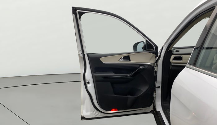 2022 Mahindra XUV700 AX 7 LUXURY D AT 7 STR, Diesel, Automatic, 43,313 km, LHS Front Door