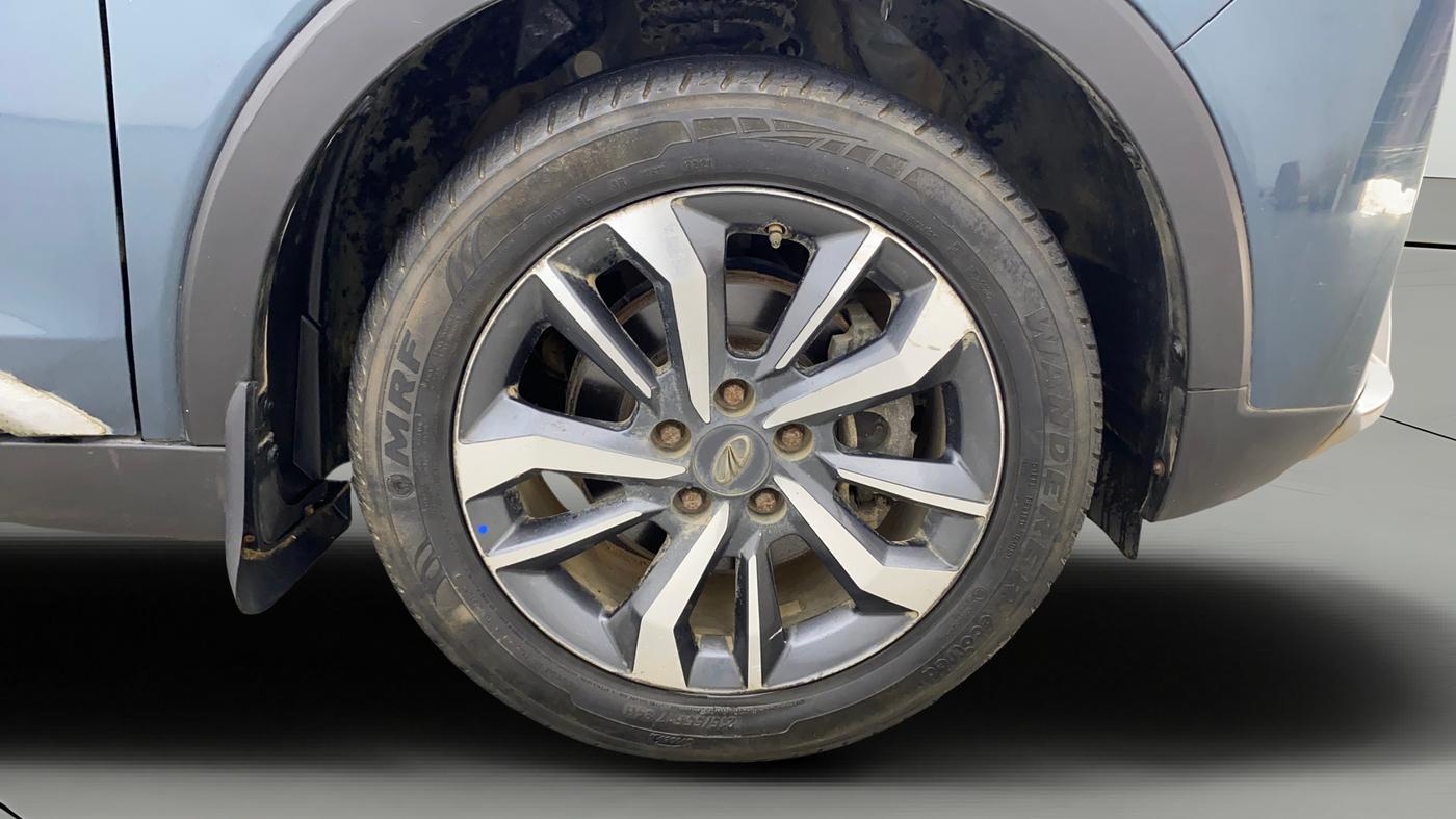 2021 Mahindra XUV300 W8 (O) 1.2 PETROL AMT, Petrol, Automatic, 57,357 km, Right Front Wheel