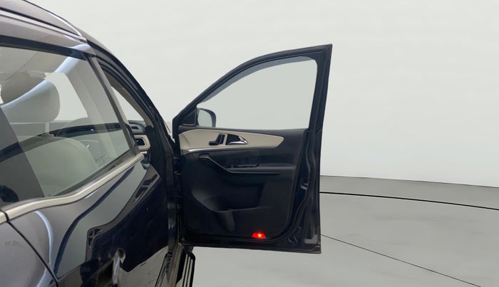 2022 Mahindra XUV700 AX 7 LUXURY P AT 7 STR, Petrol, Automatic, 76,554 km, RHS Front Door