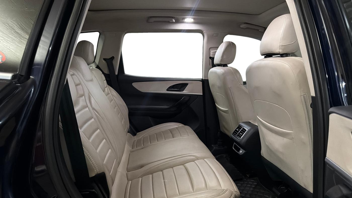 2022 Mahindra XUV700 AX 5 P AT 5 STR, Petrol, Automatic, 53,521 km, Right Side Rear Door Cabin