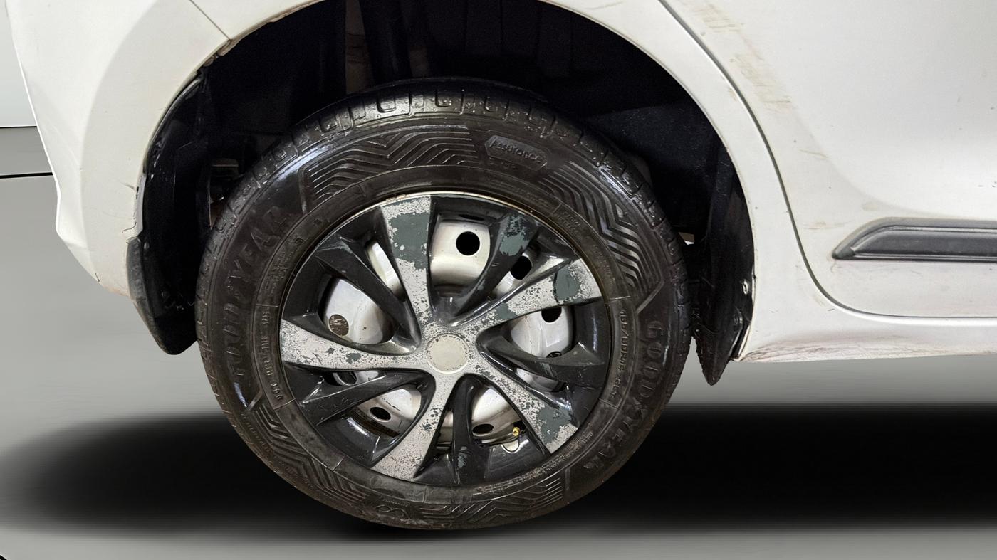 2022 Maruti Swift LXI, Petrol, Manual, 1,42,854 km, Right Rear Wheel