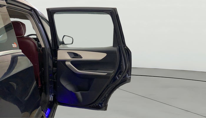 2023 Mahindra XUV700 MX P MT 5 STR, Petrol, Manual, 37,993 km, RHS Rear Door