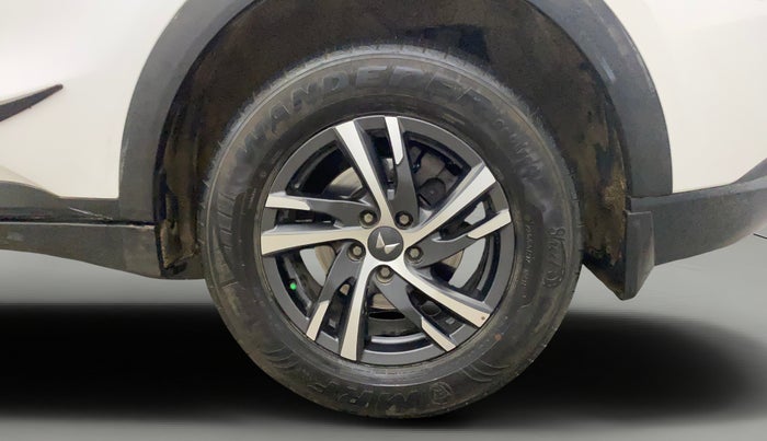 2022 Mahindra XUV700 AX 5 P MT 5 STR, Petrol, Manual, 52,998 km, Left Rear Wheel