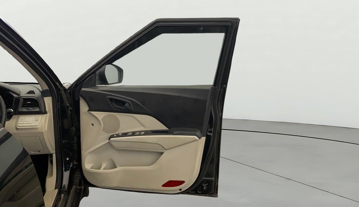 2023 Mahindra XUV300 W4 1.2 PETROL, Petrol, Manual, 24,358 km, RHS Front Door