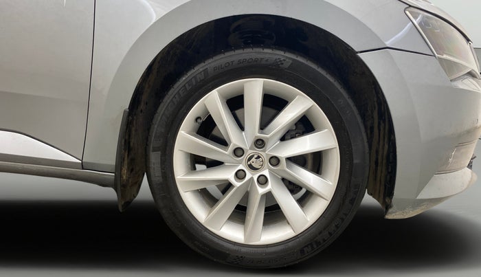 2016 Skoda Superb L&K 1.8 TSI AT, Petrol, Automatic, 1,05,887 km, Right Front Wheel