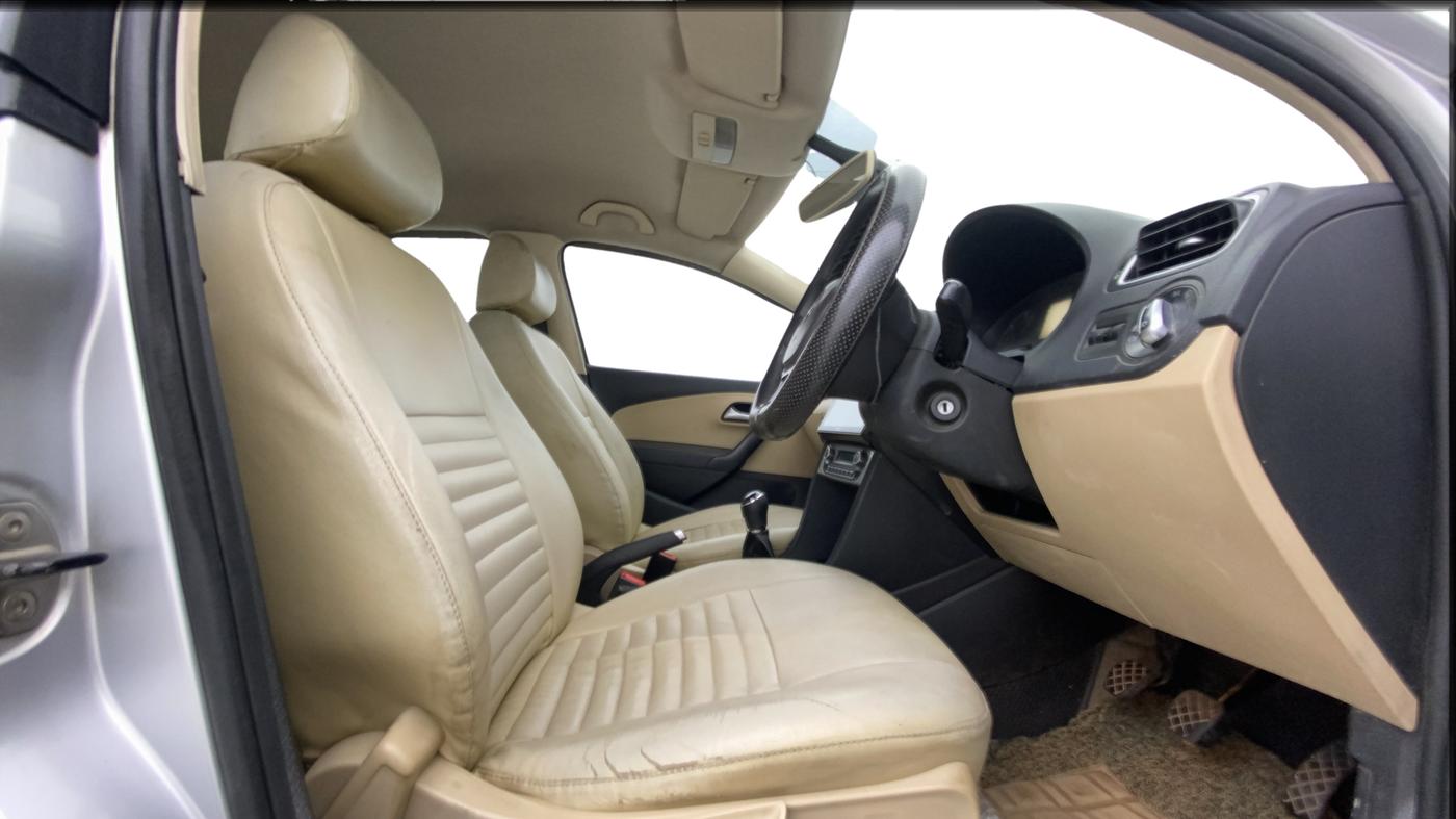 2016 Volkswagen Polo HIGHLINE1.5L, Diesel, Manual, 1,23,726 km, Right Side Front Door Cabin