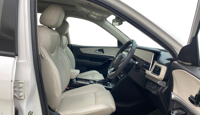 2022 Mahindra XUV700 AX 7 LUXURY D AWD AT 7 STR, Diesel, Automatic, 82,634 km, Right Side Front Door Cabin