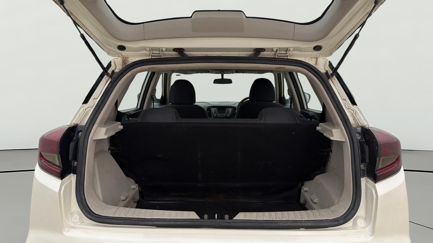 2022 Mahindra XUV300 W6 1.2 PETROL AMT, Petrol, Automatic, 27,895 km, Boot Open Zoomed View