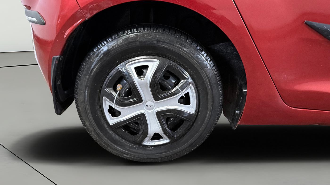 2020 Tata ALTROZ XE PETROL, CNG, Manual, 46,574 km, Right Rear Wheel