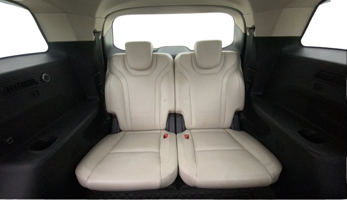 2021 Mahindra XUV700 AX 7 LUXURY D AT 7 STR, Diesel, Automatic, 1,00,162 km, Third Seat Row ( optional )