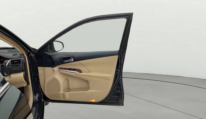 2012 Toyota Camry 2.5L AT, Petrol, Automatic, 1,07,423 km, RHS Front Door