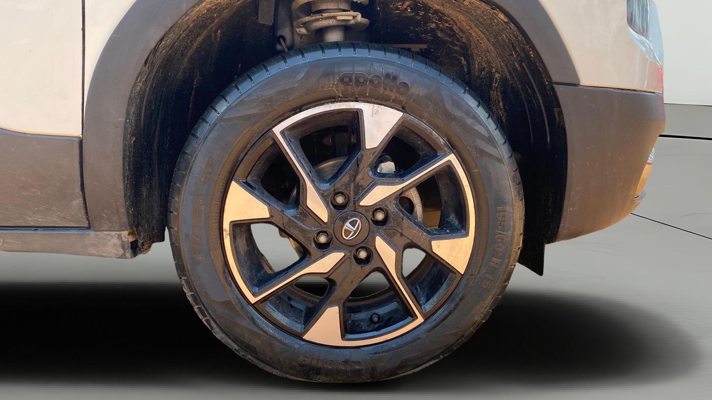 2021 Tata PUNCH ACCOMPLISHED AMT, Petrol, Automatic, 30,122 km, Right Front Wheel