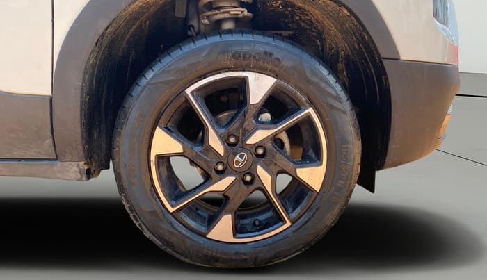 2021 Tata PUNCH ACCOMPLISHED AMT, Petrol, Automatic, 30,122 km, Right Front Wheel