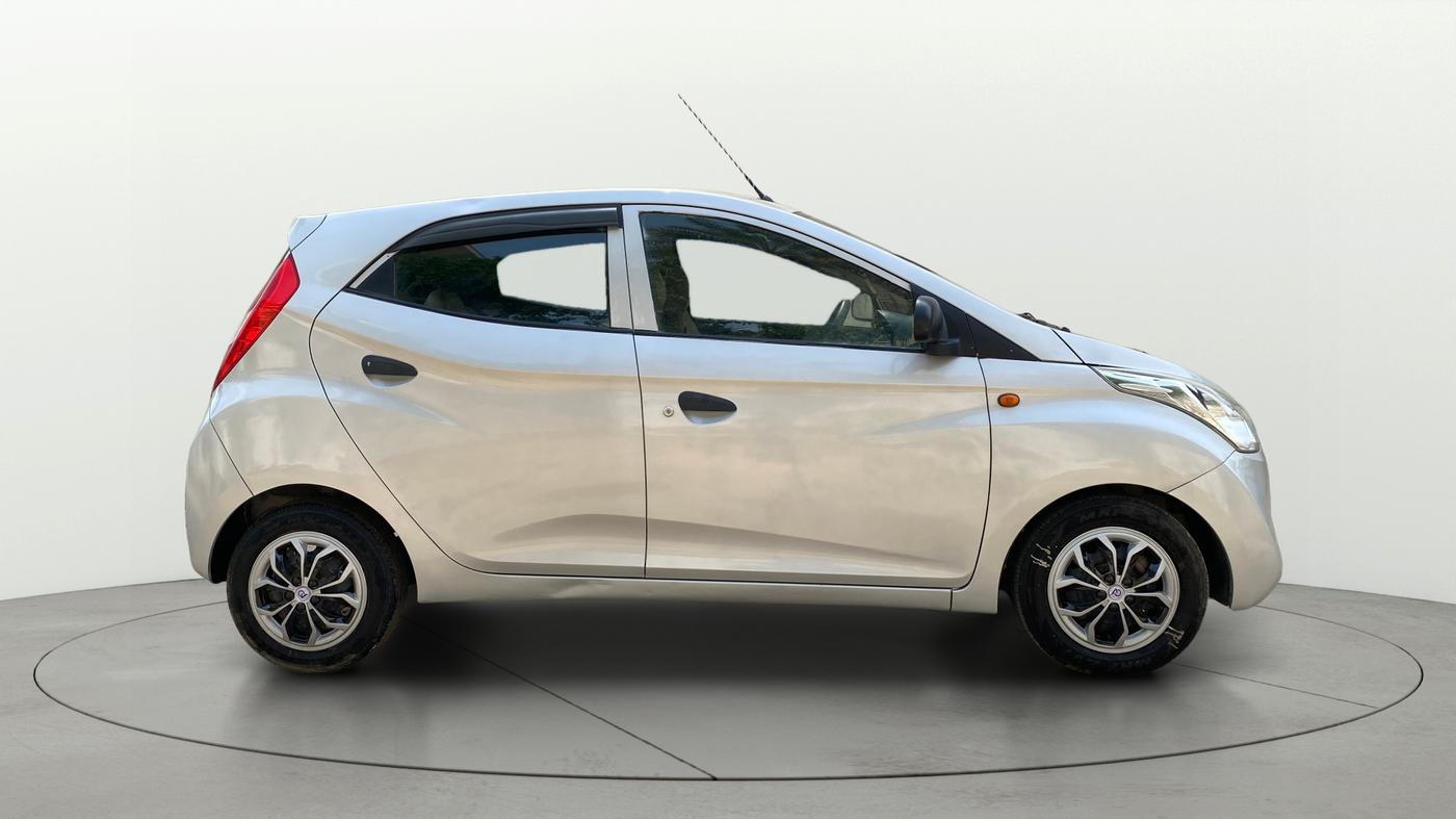 2017 Hyundai Eon MAGNA +, Petrol, Manual, 1,06,413 km, Right Side View