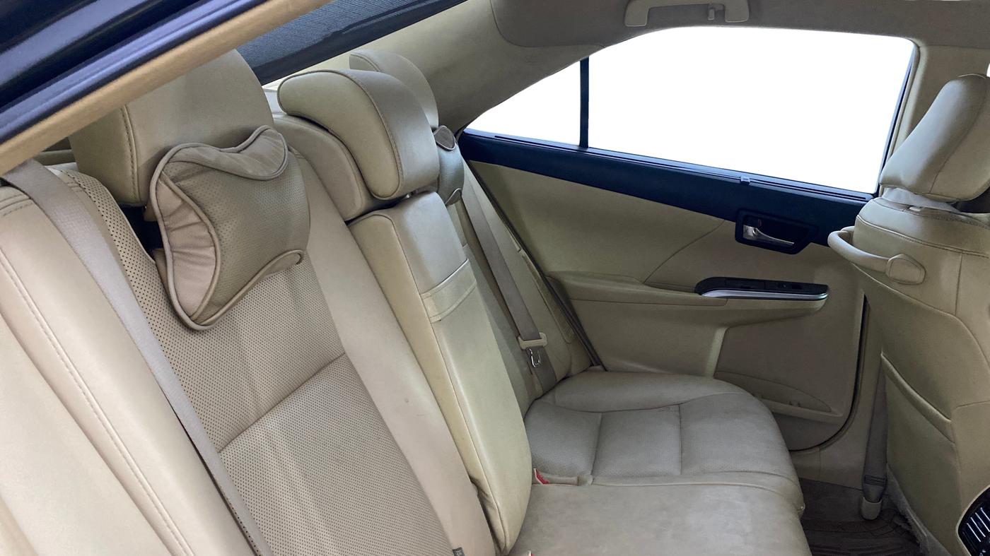 2016 Toyota Camry HYBRID, Hybrid, Automatic, 1,00,696 km, Right Side Rear Door Cabin
